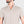 Detalle del cuello abierto en V y tejido de la camisa color arena de manga corta, en modelo | hover: Arena