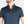 Detalle del cuello abierto en V y tejido de la camisa marino de manga corta, en modelo | hover: Marino