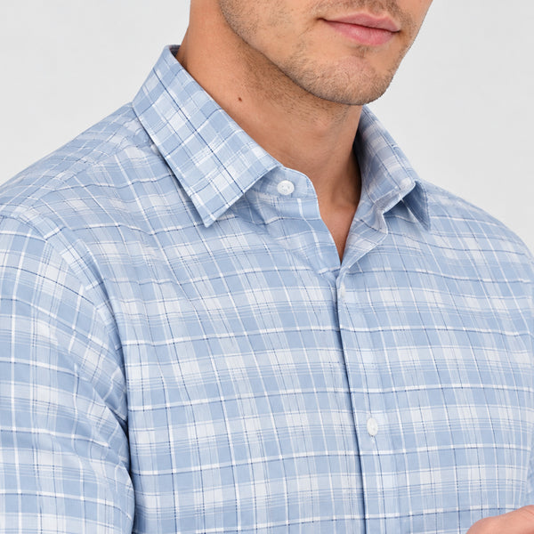 Detalle del cuello y estampado a cuadros de la camisa azul, en modelo | hover: Azul