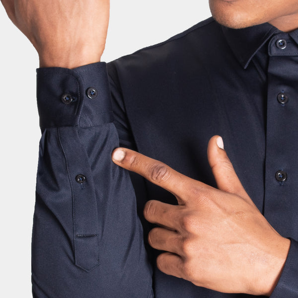 Detalle del puño y los botones de la manga de la camisa marino, en modelo | hover: Marino