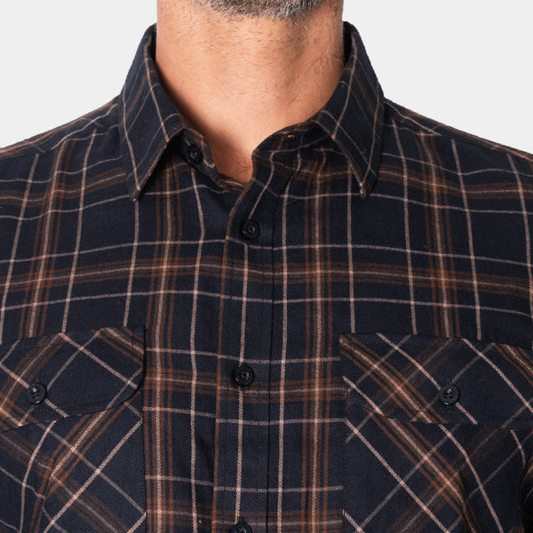 Detalle del cuello, botones y bolsillos con cartera de la camisa marino a cuadros, en modelo | hover: Marino