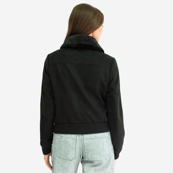 Chamarra con Cuello de Peluche y Broches