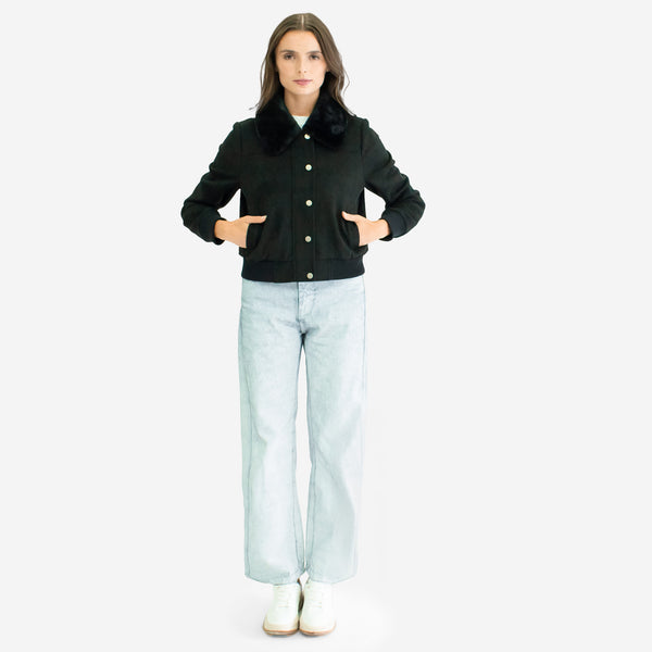 Chamarra con Cuello de Peluche y Broches