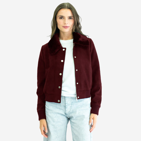 Chamarra con Cuello de Peluche y Broches