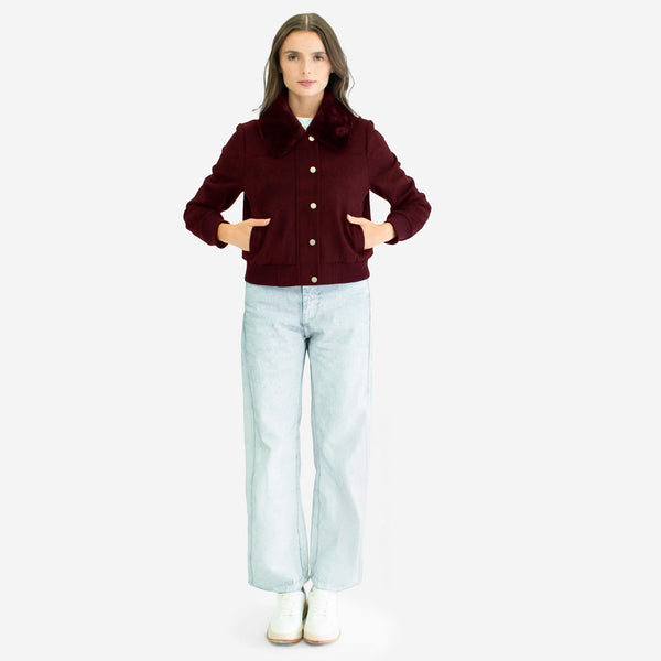 Chamarra con Cuello de Peluche y Broches