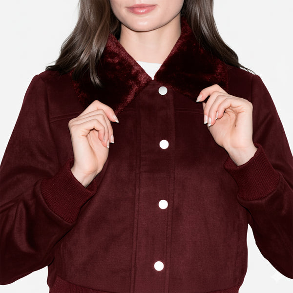 Chamarra con Cuello de Peluche y Broches