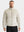 Modelo de frente con chamarra acolchada color hueso y cuello alto cerrado | hover: Hueso