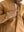 Detalle del cuello, cierre y broches de la Chamarra Old Tobacco camel | hover: Camel