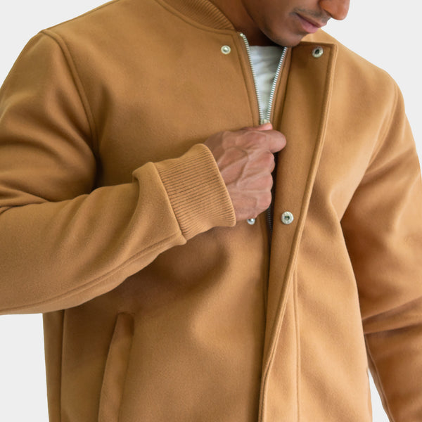 Detalle del cuello, cierre y broches de la Chamarra Old Tobacco camel | hover: Camel