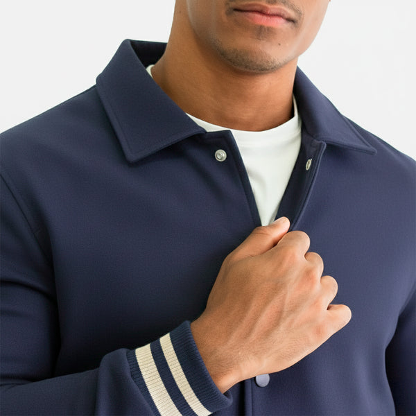 Detalle del cuello, abertura frontal y puño de la Chamarra Varsity de Gamuza azul marino | hover: Marino