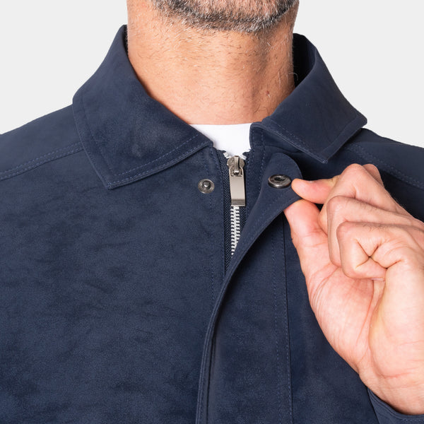 Modelo con Bomber jacket con cuello inglés estilo vintage marino | hover: Marino