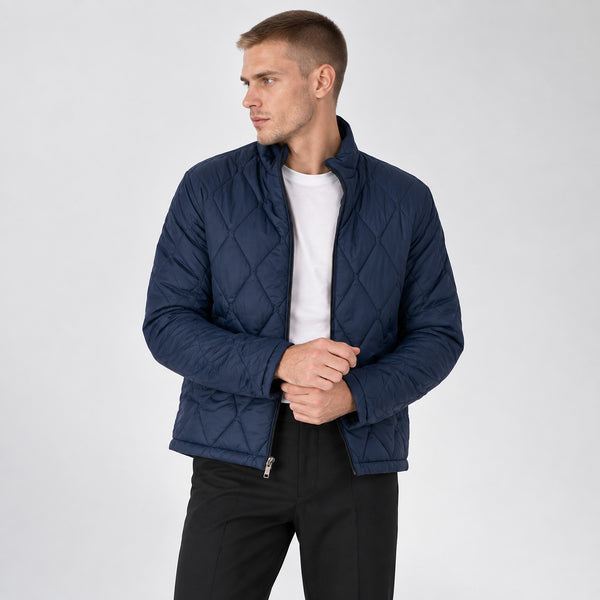 Modelo con Chamarra Reversible Generra azul marino, vista de tres cuartos con frente abierto | hover: Marino