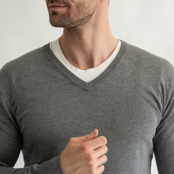 Suéter Ligero para Hombre Regular Fit – Cuello en V