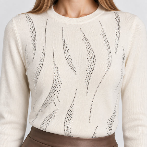 Detalle del cuello redondo y aplicaciones de pedrería en forma de ondas del suéter color hueso | hover: Hueso