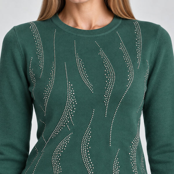 Detalle del cuello redondo y aplicaciones de pedrería en forma de ondas del suéter verde | hover: Verde