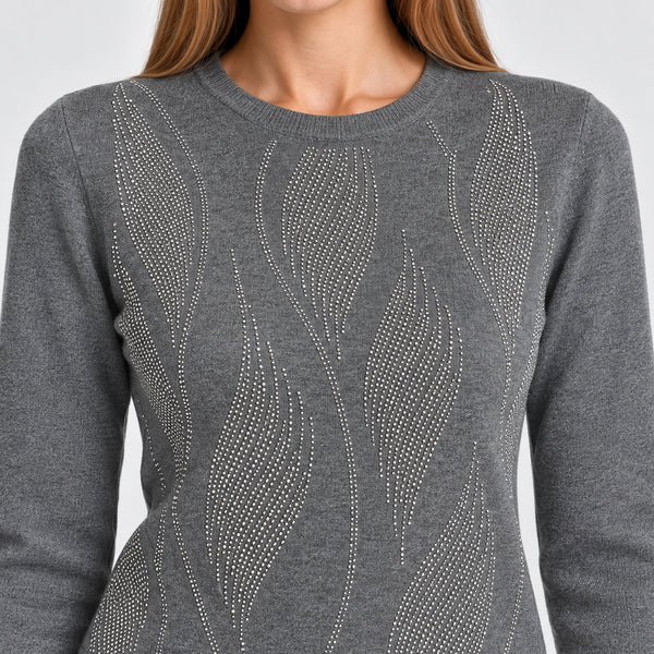 Detalle del cuello redondo y aplicaciones de pedrería en forma de hojas del suéter gris | hover: Gris